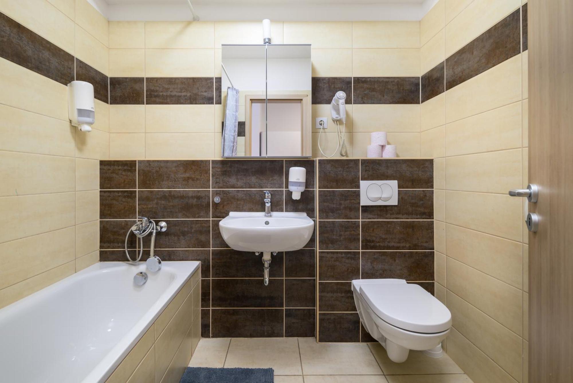 Atrium Residence Deluxe Suite-Free Parking Garage Same Building Budapest Exterior foto
